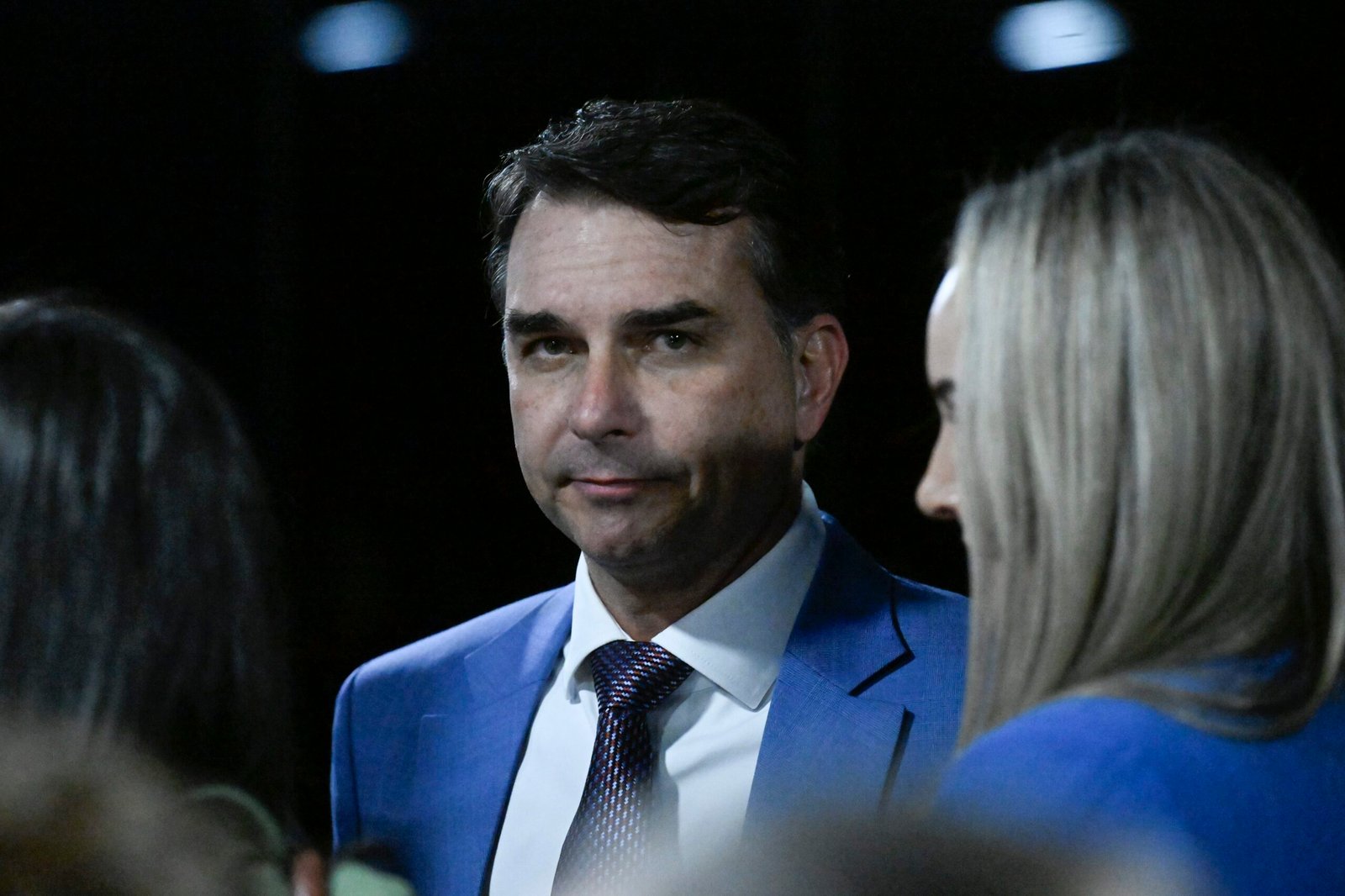 Fogo amigo e uma crise atrás da outra desgastam pré-campanha de Flávio Bolsonaro